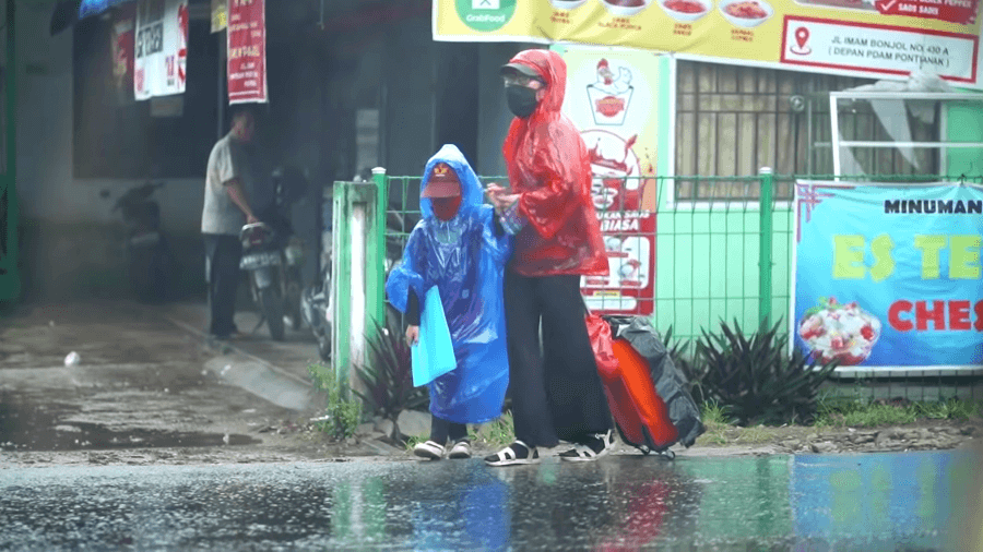 Jualan Roti Keliling Bawa Anaknya, Ibu ini Dicegat Bang Evan saat Hujan Deras